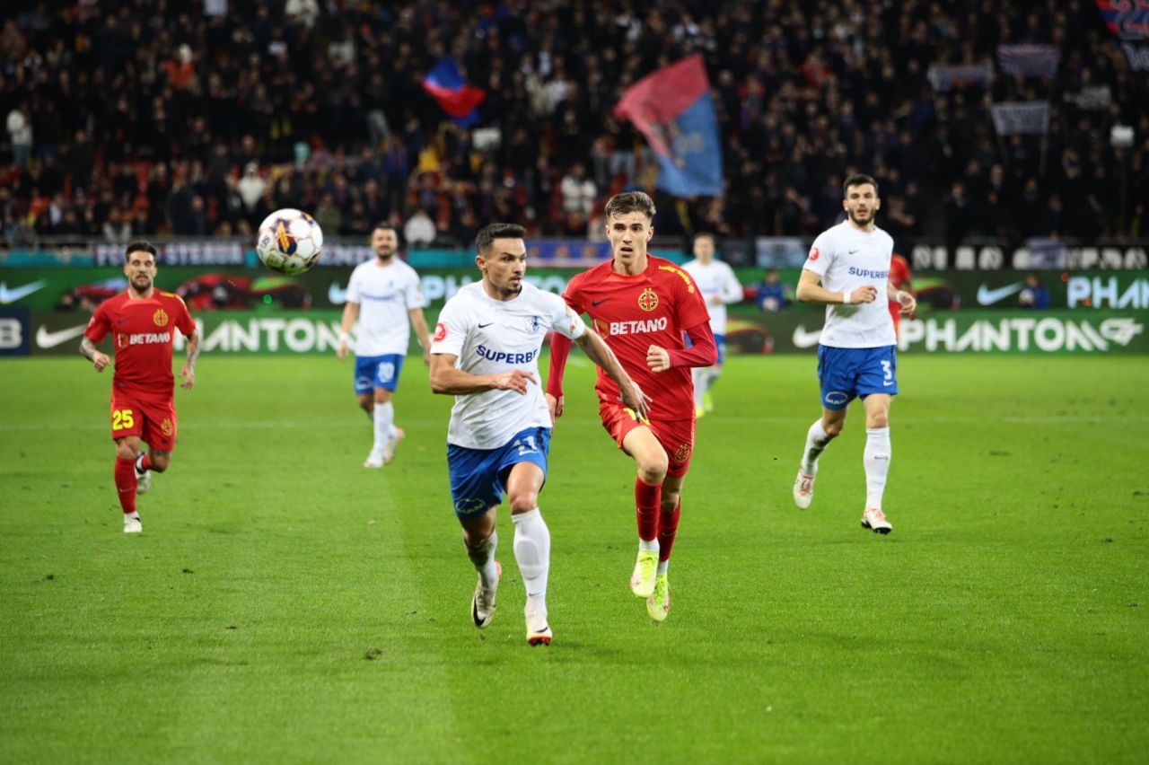 Tavi Popescu Show. Spectatorii i-au lăsat copiii în brațe pe teren și i-au întins telefoanele jucătorului FCSB!_8