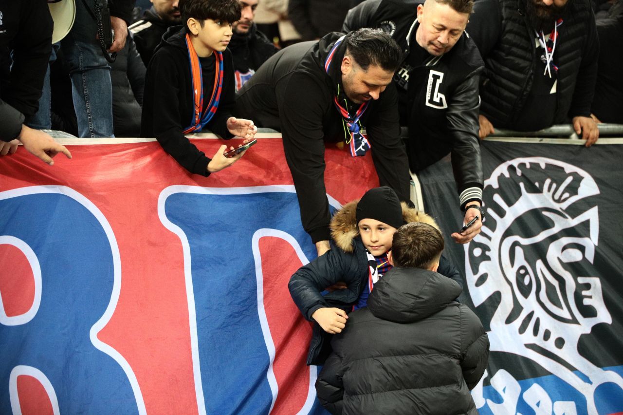 Tavi Popescu Show. Spectatorii i-au lăsat copiii în brațe pe teren și i-au întins telefoanele jucătorului FCSB!_12