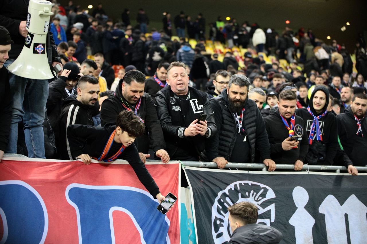 Tavi Popescu Show. Spectatorii i-au lăsat copiii în brațe pe teren și i-au întins telefoanele jucătorului FCSB!_14