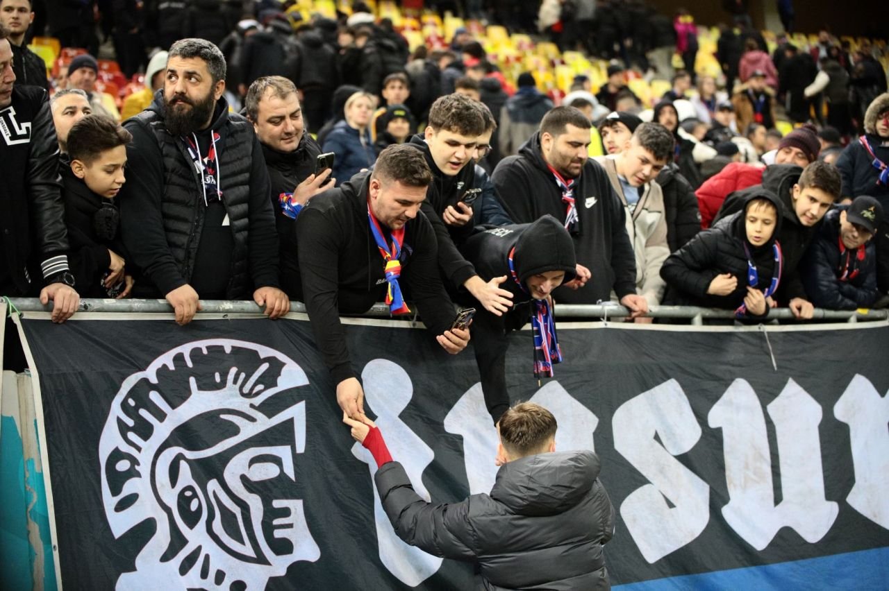 Tavi Popescu Show. Spectatorii i-au lăsat copiii în brațe pe teren și i-au întins telefoanele jucătorului FCSB!_16