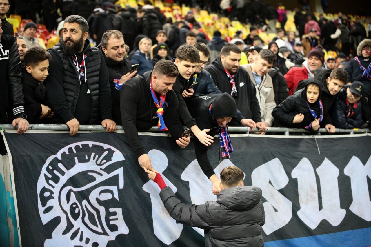 Tavi Popescu Show. Spectatorii i-au lăsat copiii în brațe pe teren și i-au întins telefoanele jucătorului FCSB!_17