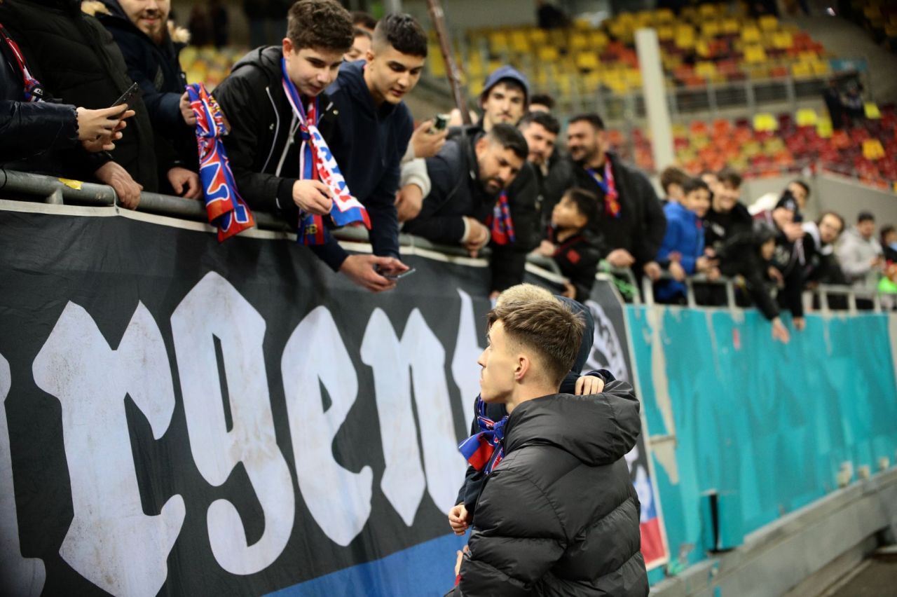 Tavi Popescu Show. Spectatorii i-au lăsat copiii în brațe pe teren și i-au întins telefoanele jucătorului FCSB!_1