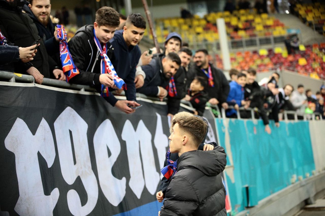 Tavi Popescu Show. Spectatorii i-au lăsat copiii în brațe pe teren și i-au întins telefoanele jucătorului FCSB!_19