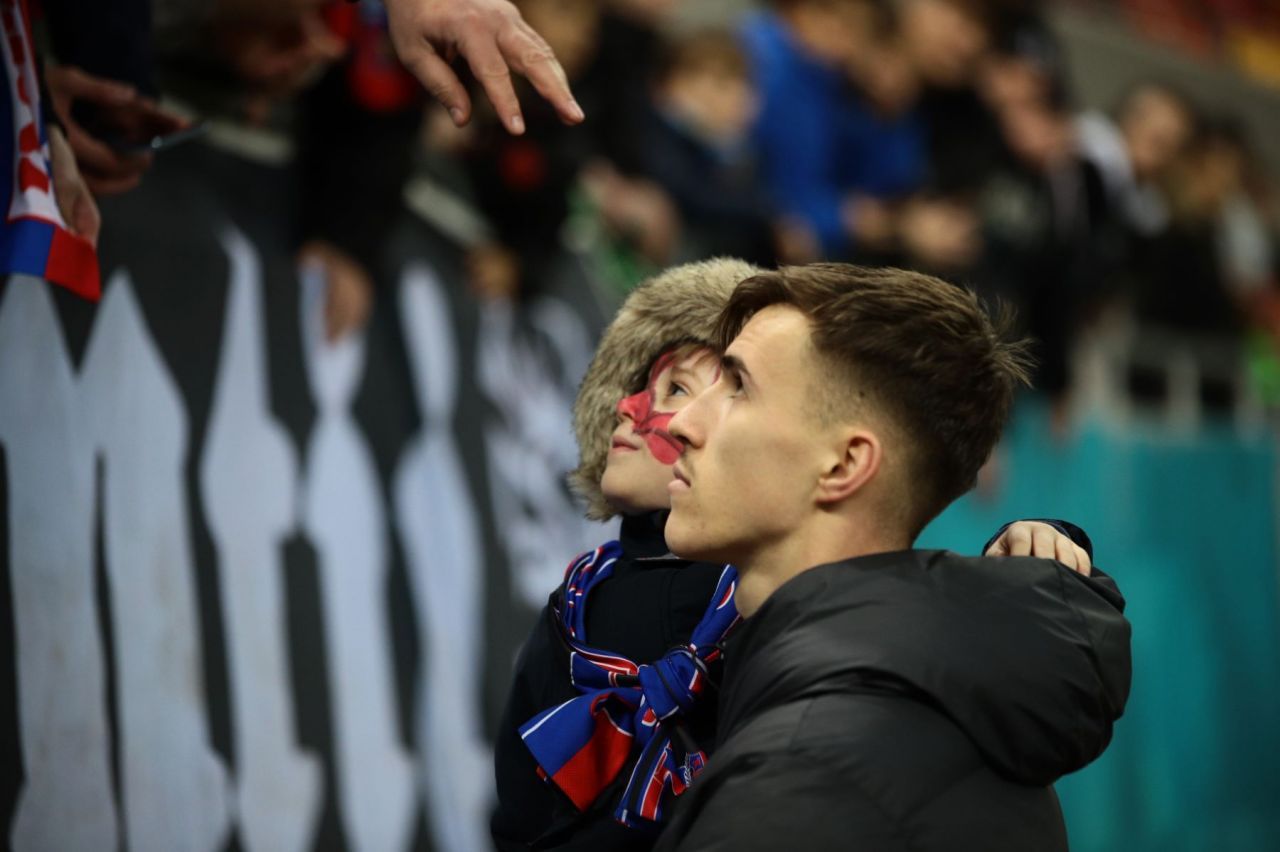 Tavi Popescu Show. Spectatorii i-au lăsat copiii în brațe pe teren și i-au întins telefoanele jucătorului FCSB!_20
