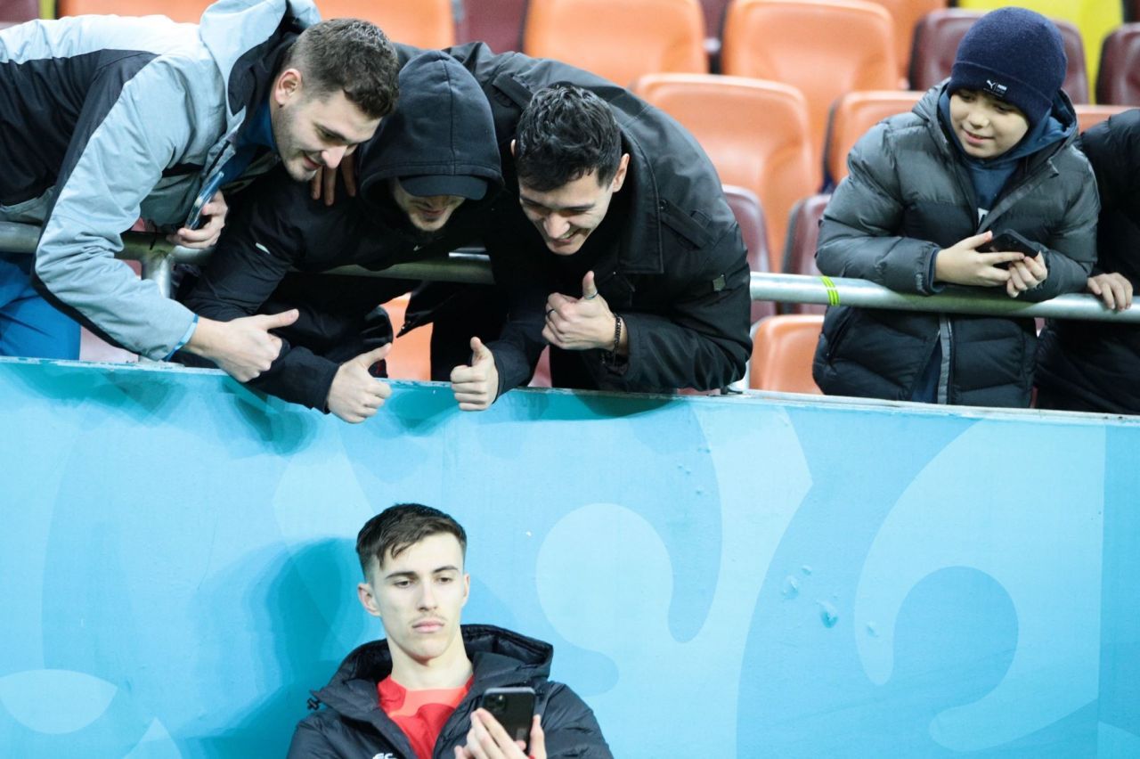 Tavi Popescu Show. Spectatorii i-au lăsat copiii în brațe pe teren și i-au întins telefoanele jucătorului FCSB!_27