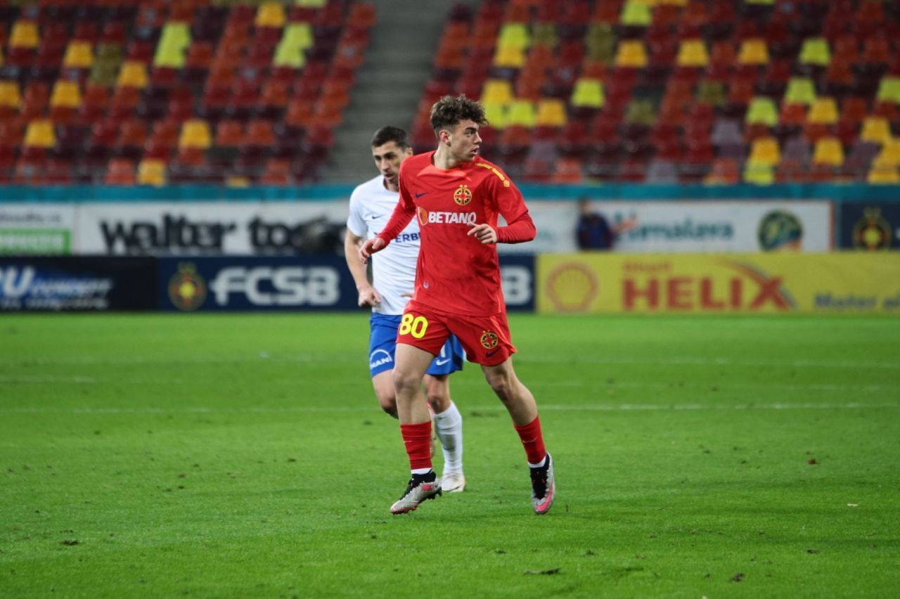 Singurul jucător al FCSB care a fost fluierat de fani, în timpul meciului cu Farul. Ce i-a transmis Mustață, liderul galeriei_4