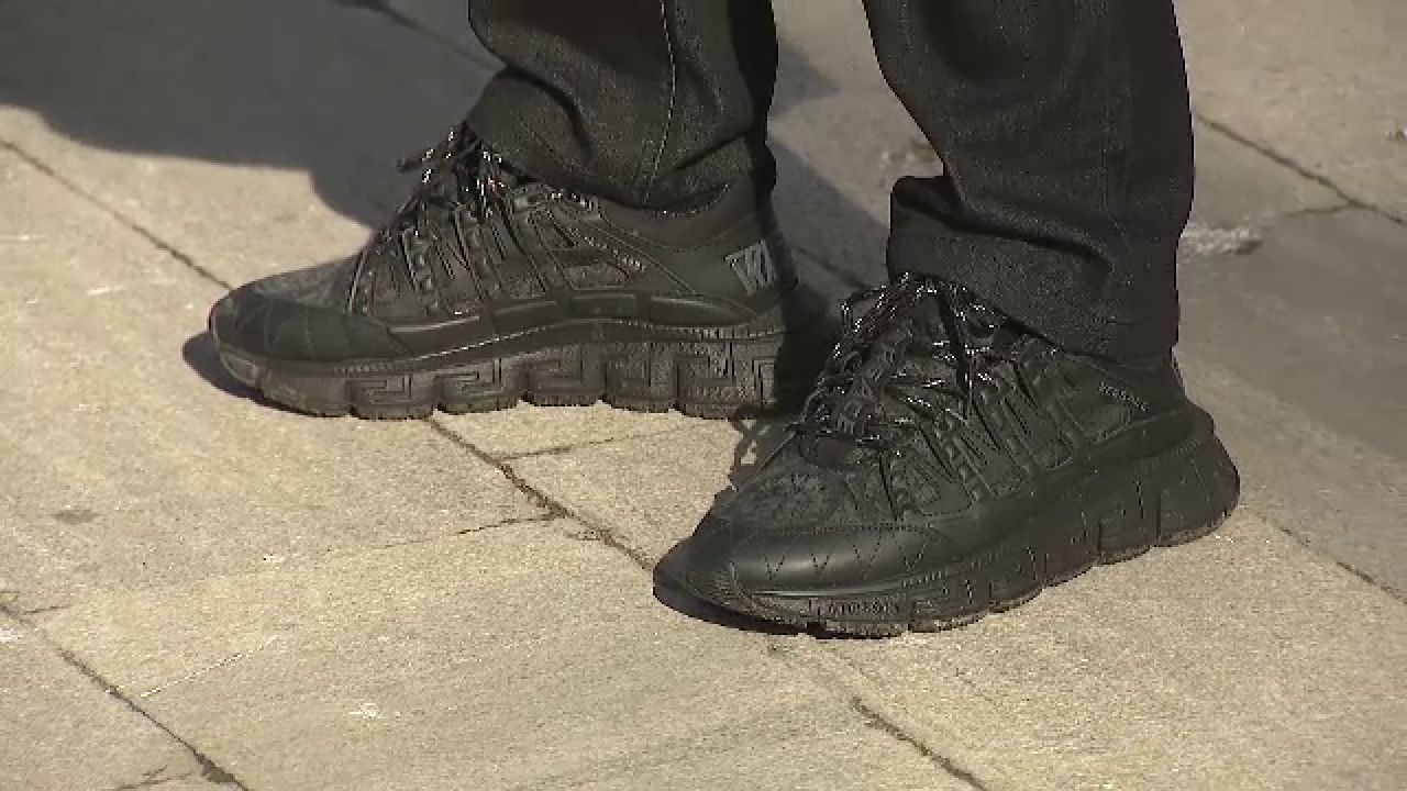 Gigi, ai stil! :) Patronul de la FCSB a făcut senzație la palat, după FCSB - Farul: s-a afișat cu o pereche de sneakers în trend_3