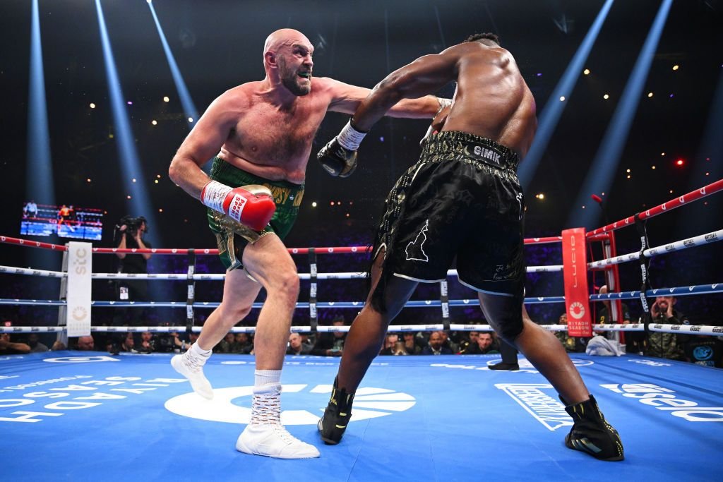 Usyk a pierdut botezul copilul, pentru că se pregătea pentru meciul cu Fury, care s-a amânat!_4