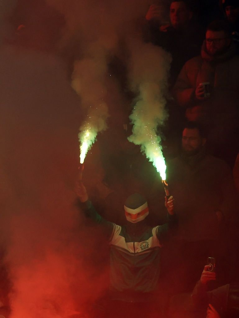 Momentul șocant în care unui fan i-a luat foc părul în timpul meciului _2