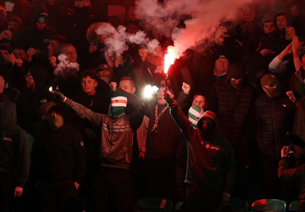Momentul șocant în care unui fan i-a luat foc părul în timpul meciului _3