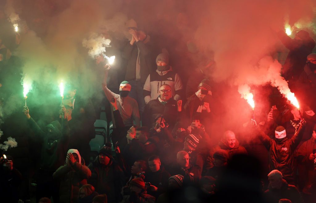 Momentul șocant în care unui fan i-a luat foc părul în timpul meciului _4