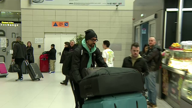 Andrea Compagno s-a prezentat cu patru bagaje uriașe la aeroport! A făcut poze cu fanii și și-a luat la revedere de la România_2