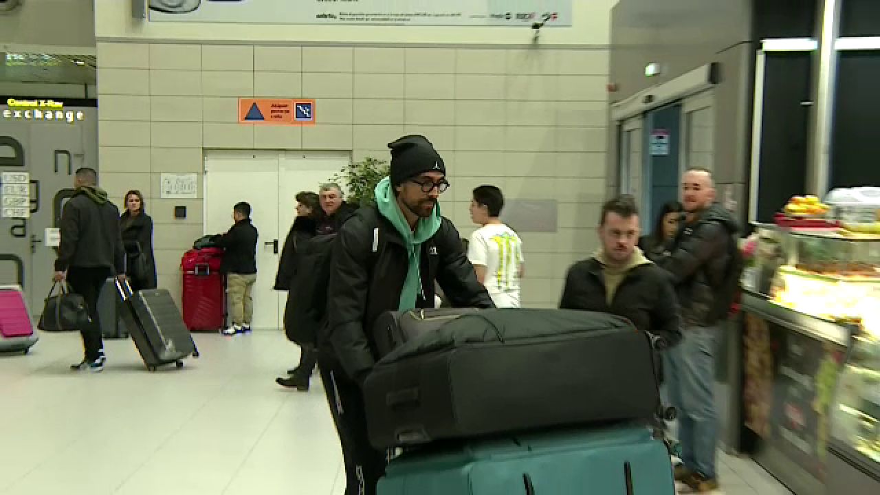 Andrea Compagno s-a prezentat cu patru bagaje uriașe la aeroport! A făcut poze cu fanii și și-a luat la revedere de la România_2