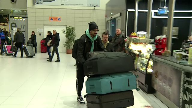 Andrea Compagno s-a prezentat cu patru bagaje uriașe la aeroport! A făcut poze cu fanii și și-a luat la revedere de la România_4