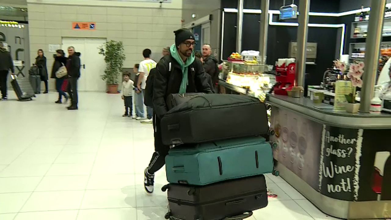 Andrea Compagno s-a prezentat cu patru bagaje uriașe la aeroport! A făcut poze cu fanii și și-a luat la revedere de la România_6
