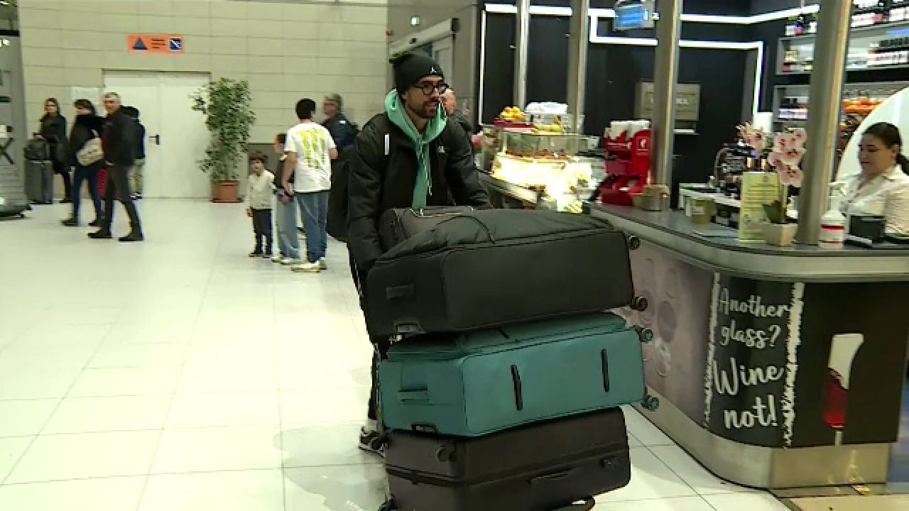Andrea Compagno s-a prezentat cu patru bagaje uriașe la aeroport! A făcut poze cu fanii și și-a luat la revedere de la România_7