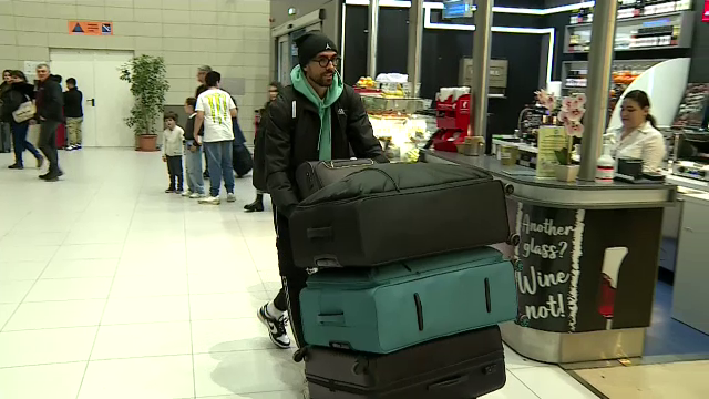 Andrea Compagno s-a prezentat cu patru bagaje uriașe la aeroport! A făcut poze cu fanii și și-a luat la revedere de la România_8