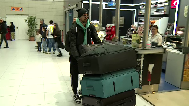 Andrea Compagno s-a prezentat cu patru bagaje uriașe la aeroport! A făcut poze cu fanii și și-a luat la revedere de la România_9