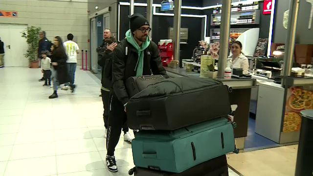 Andrea Compagno s-a prezentat cu patru bagaje uriașe la aeroport! A făcut poze cu fanii și și-a luat la revedere de la România_1