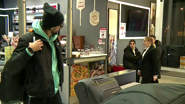 Andrea Compagno s-a prezentat cu patru bagaje uriașe la aeroport! A făcut poze cu fanii și și-a luat la revedere de la România_20