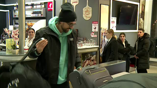 Andrea Compagno s-a prezentat cu patru bagaje uriașe la aeroport! A făcut poze cu fanii și și-a luat la revedere de la România_21