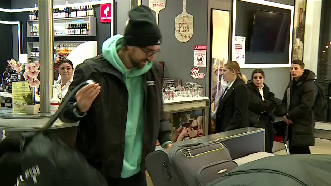 Andrea Compagno s-a prezentat cu patru bagaje uriașe la aeroport! A făcut poze cu fanii și și-a luat la revedere de la România_21
