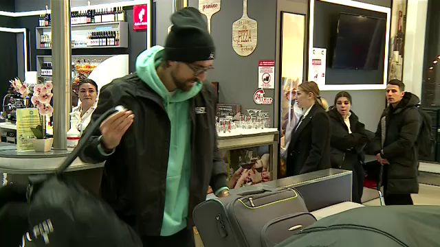 Andrea Compagno s-a prezentat cu patru bagaje uriașe la aeroport! A făcut poze cu fanii și și-a luat la revedere de la România_21
