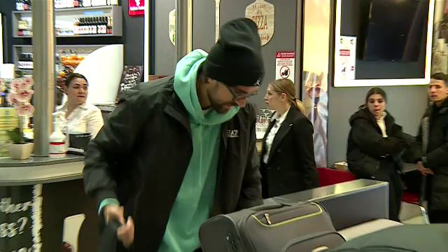 Andrea Compagno s-a prezentat cu patru bagaje uriașe la aeroport! A făcut poze cu fanii și și-a luat la revedere de la România_22