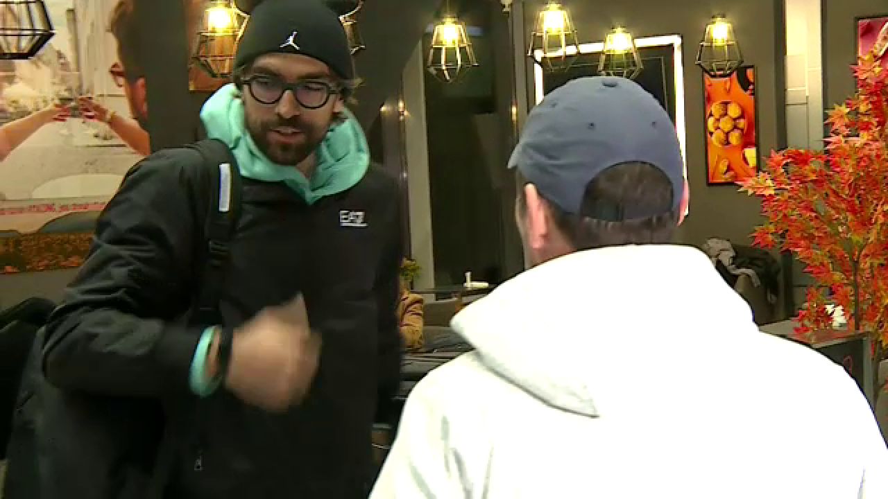 Andrea Compagno s-a prezentat cu patru bagaje uriașe la aeroport! A făcut poze cu fanii și și-a luat la revedere de la România_30