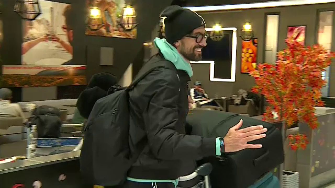 Andrea Compagno s-a prezentat cu patru bagaje uriașe la aeroport! A făcut poze cu fanii și și-a luat la revedere de la România_31
