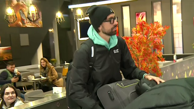 Andrea Compagno s-a prezentat cu patru bagaje uriașe la aeroport! A făcut poze cu fanii și și-a luat la revedere de la România_33