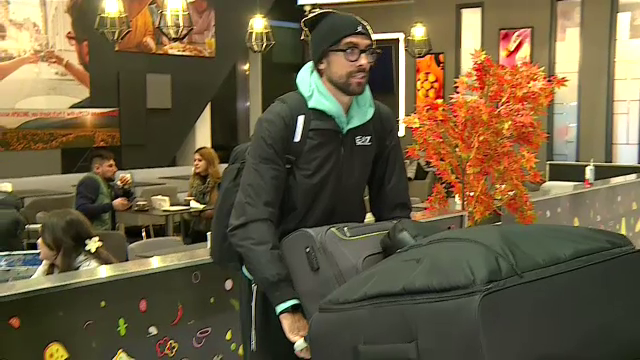 Andrea Compagno s-a prezentat cu patru bagaje uriașe la aeroport! A făcut poze cu fanii și și-a luat la revedere de la România_34