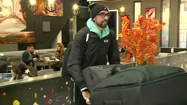 Andrea Compagno s-a prezentat cu patru bagaje uriașe la aeroport! A făcut poze cu fanii și și-a luat la revedere de la România_34