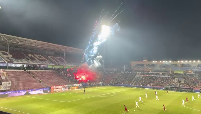 Spectacol la CFR Cluj - Rapid! Fanii ardelenilor au incendiat Gruia după ce au aruncat cu artificii în startul meciului_2