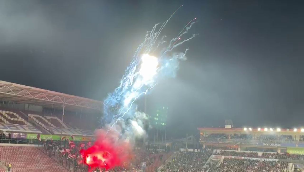 Spectacol la CFR Cluj - Rapid! Fanii ardelenilor au incendiat Gruia după ce au aruncat cu artificii în startul meciului_3
