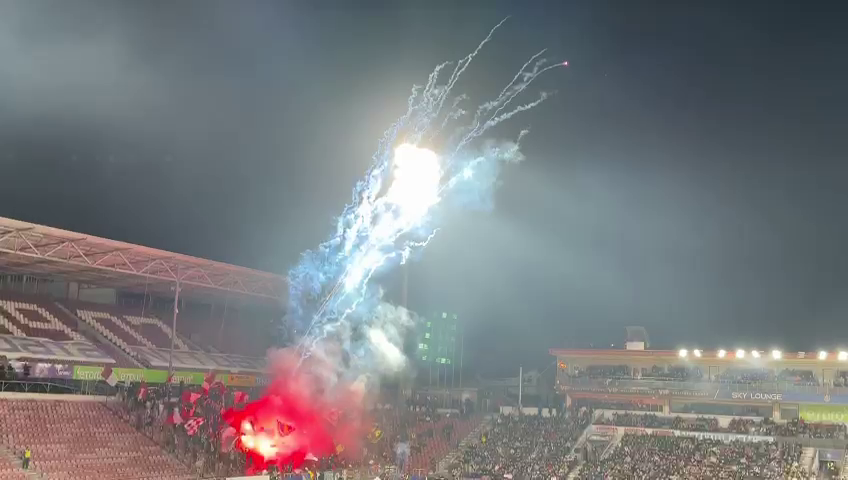 Spectacol la CFR Cluj - Rapid! Fanii ardelenilor au incendiat Gruia după ce au aruncat cu artificii în startul meciului_4