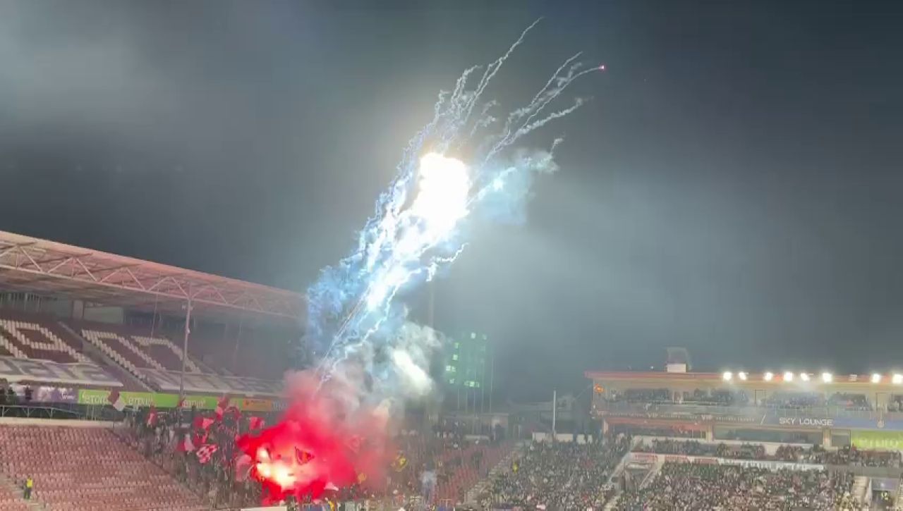 Spectacol la CFR Cluj - Rapid! Fanii ardelenilor au incendiat Gruia după ce au aruncat cu artificii în startul meciului_4