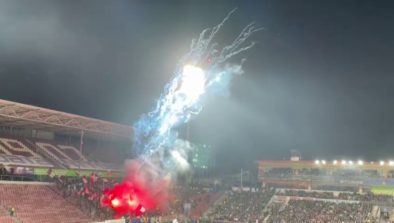 Spectacol la CFR Cluj - Rapid! Fanii ardelenilor au incendiat Gruia după ce au aruncat cu artificii în startul meciului_5