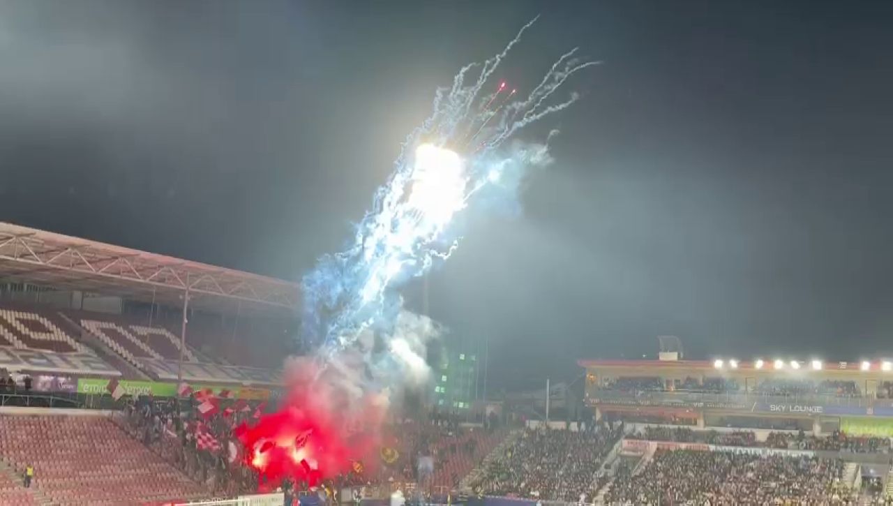 Spectacol la CFR Cluj - Rapid! Fanii ardelenilor au incendiat Gruia după ce au aruncat cu artificii în startul meciului_6