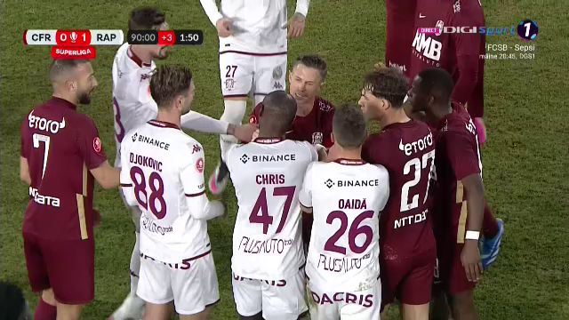 S-au încins spiritele în Gruia! Ciprian Deac l-a strâns de gât pe un adversar_5