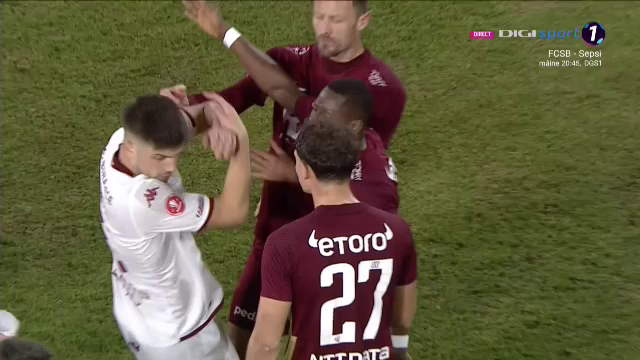 S-au încins spiritele în Gruia! Ciprian Deac l-a strâns de gât pe un adversar_13