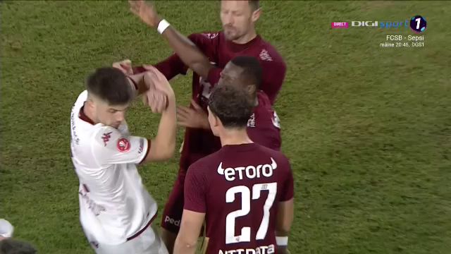 S-au încins spiritele în Gruia! Ciprian Deac l-a strâns de gât pe un adversar_13