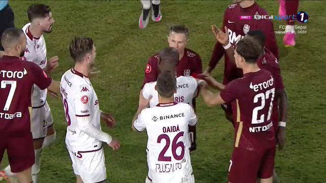 S-au încins spiritele în Gruia! Ciprian Deac l-a strâns de gât pe un adversar_20