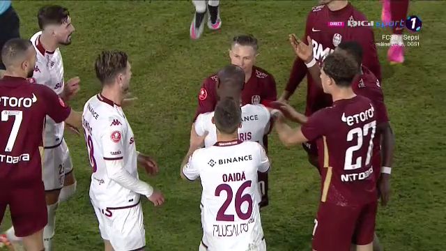 S-au încins spiritele în Gruia! Ciprian Deac l-a strâns de gât pe un adversar_20