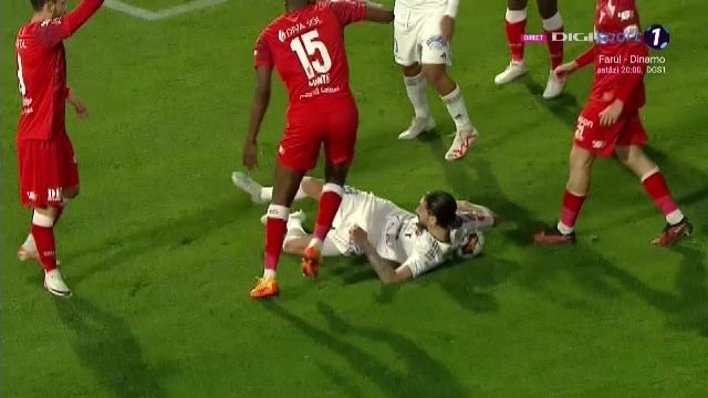 Gest oribil în Liga 1: și-a călcat intenționat adversarul căzut pe gazon_6