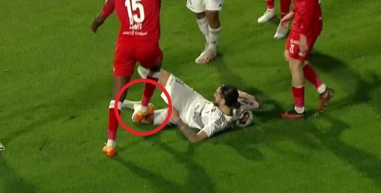 Gest oribil în Liga 1: și-a călcat intenționat adversarul căzut pe gazon_1