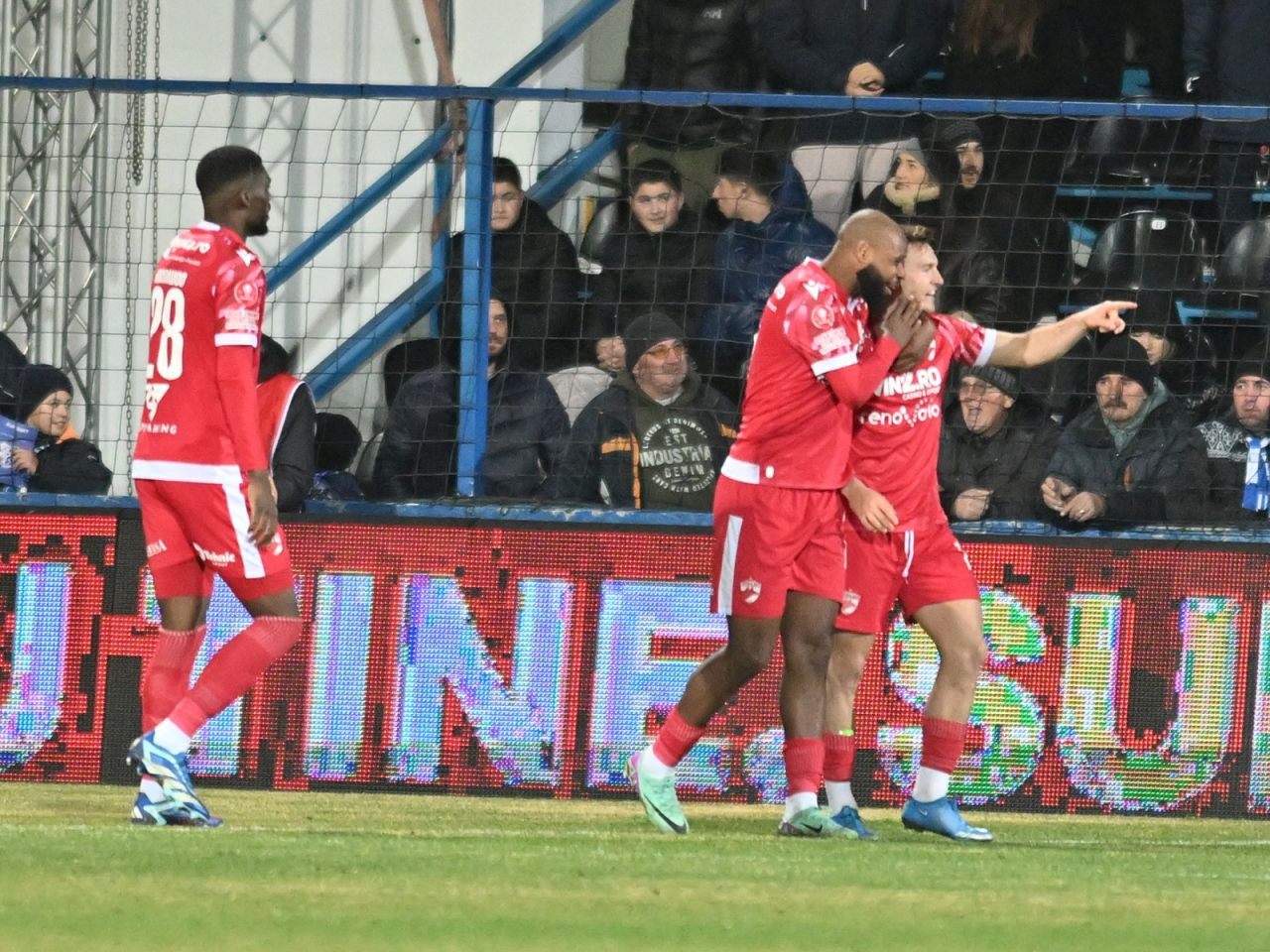 &bdquo;Mi-a spus de ce nu i-am lăsat-o lui!&rdquo; Jucătorii lui Dinamo s-au certat pe al doilea gol! Reacția lui Dennis Politic după victorie&nbsp;