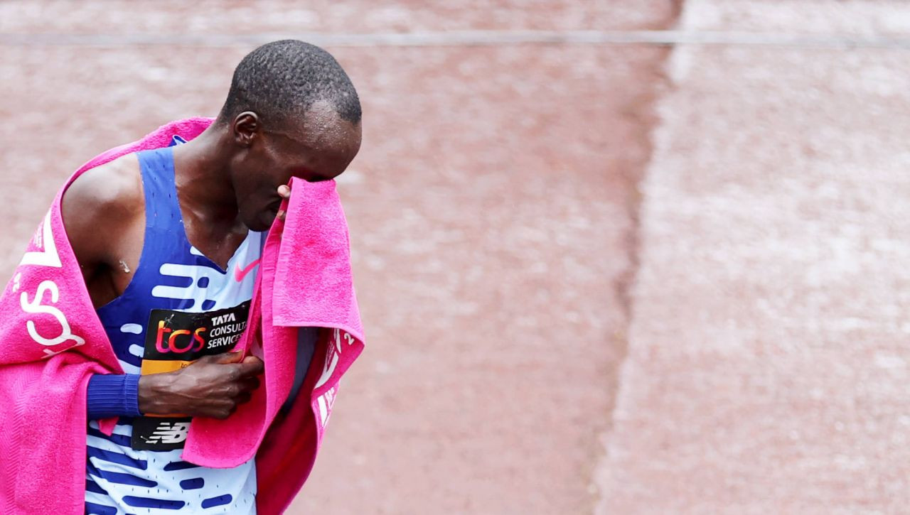 Cătălin Oprișan spune povestea regretatului Kelvin Kiptum. Om sau mașinărie: putea coborî sub două ore?_2