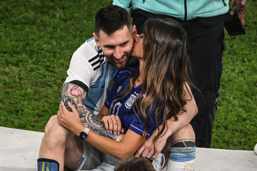 Imagini nemaivăzute după finala Cupei Mondiale din Qatar. Lionel Messi, în prim-plan alături de soția sa_13