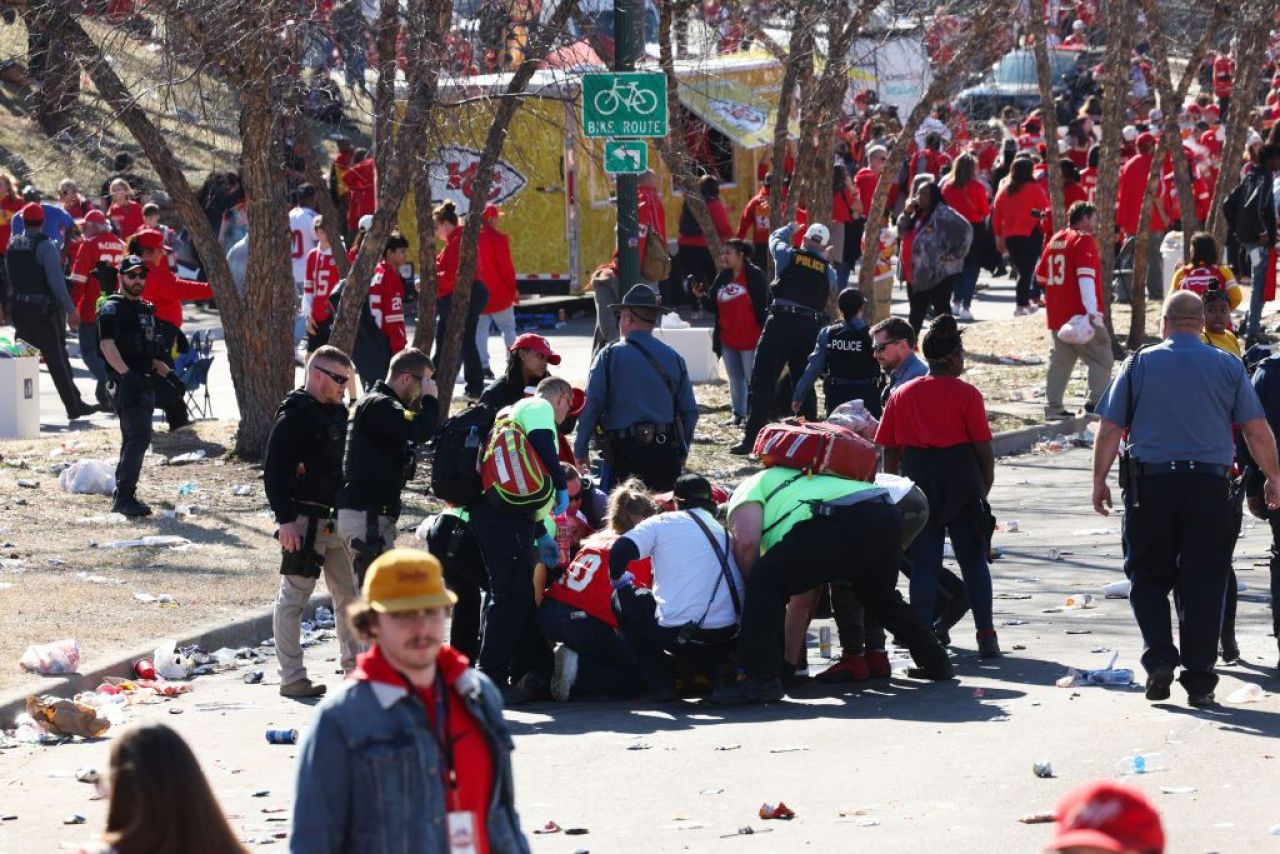 Tragedie la sărbătoarea paradei pentru succesul de la Super Bowl, în Kansas City! O persoană a fost ucisă și mai multe rănite _1